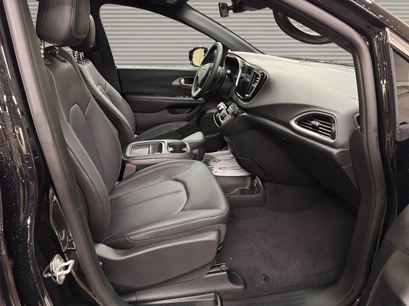 2027 Chrysler Grand Caravan SXT 2WD