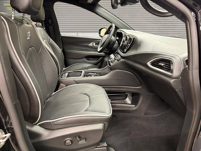 2027 Chrysler Pacifica Limited AWD