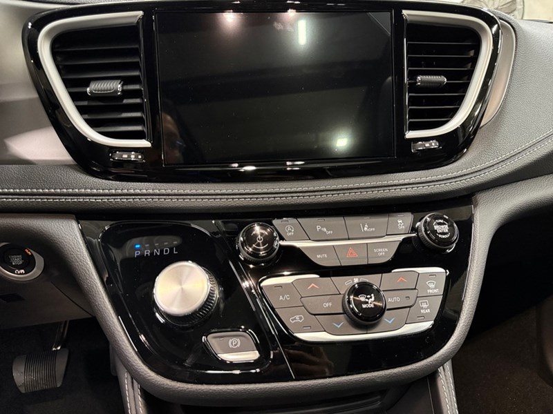 2027 Chrysler Pacifica Limited AWD