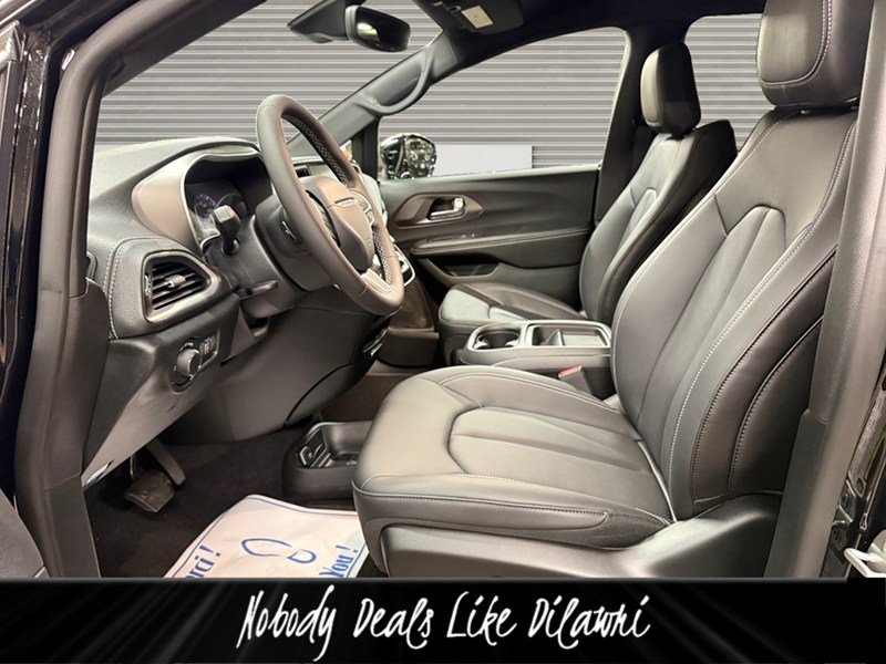 2027 Chrysler Pacifica Select