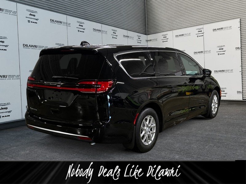 2027 Chrysler Pacifica Select