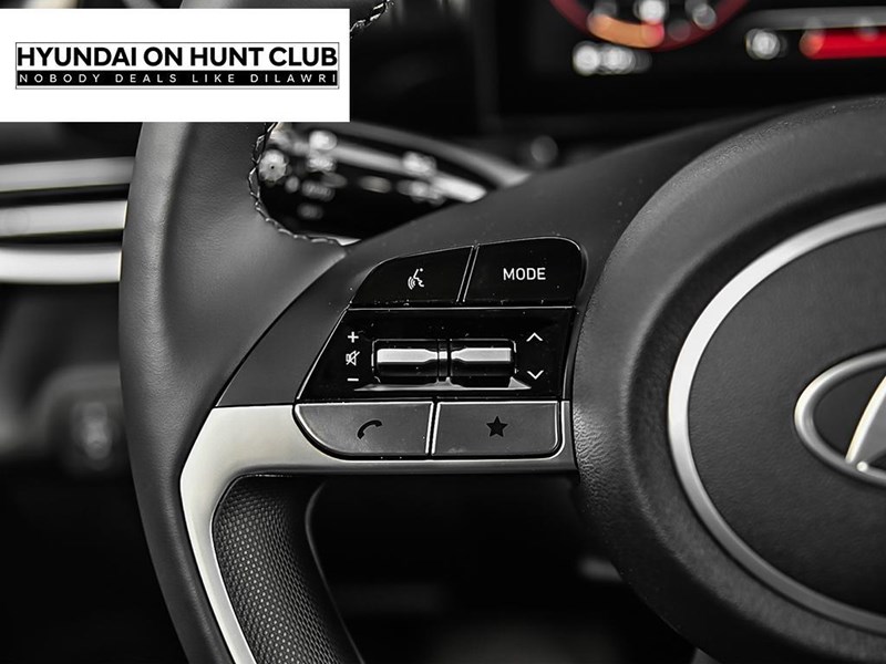 2025 Hyundai Elantra Luxury IVT